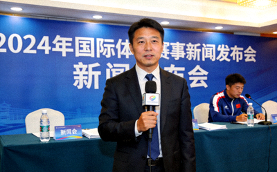 体育资讯报道图片 - 记者在新闻发布会现场报道最新体育新闻